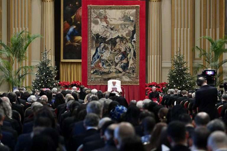 Il discorso dell’8 gennaio di Papa Francesco: conflitto globale, immigrazione, utero in affitto, gender