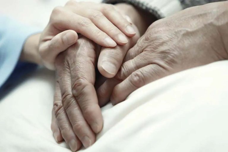 Avanza il suicidio assistito: ma è possibile invertire questa tendenza?